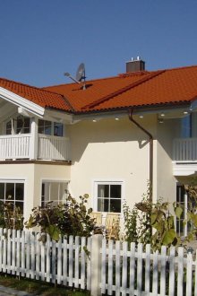 Φωτεινή πρόσοψη του σπιτιού στο γερμανικό στιλ