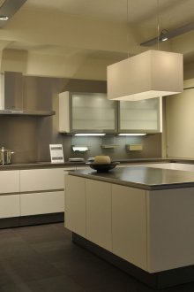 Μοντέρνα κουζίνα με νησί γερμανικού στιλ