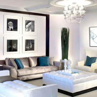 Κηροπήγια και αγγεία στο σαλόνι