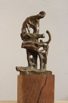 Ασυνήθιστο ειδώλιο από μέταλλο και ξύλο