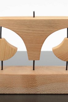 Αφηρημένο ειδώλιο από ξύλο και μέταλλο.