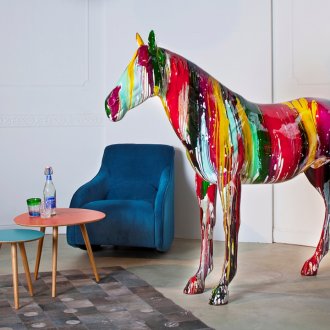 Πολύχρωμα άγαλμα - ένα άλογο στο εσωτερικό