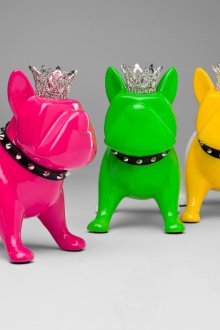 Πολύχρωμα ειδώλια σκυλιών - τράπεζες γουρουνιών