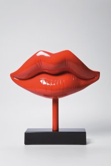 Αγαλματίδιο με κόκκινα χείλη