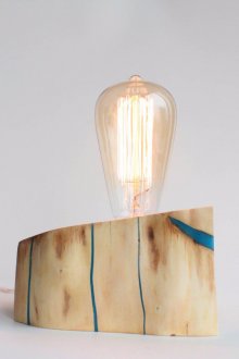 Επιτραπέζια λάμπα με σκοτεινό λαμπερό υλικό