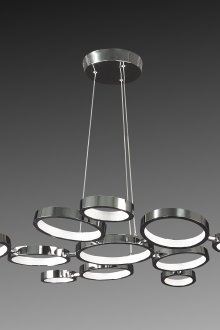 Ασυνήθιστος μεταλλικός πολυέλαιος