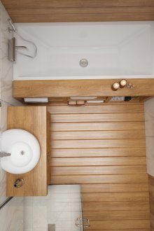 Διάταξη του μπάνιου 5 τ.μ. με ξύλινη επένδυση