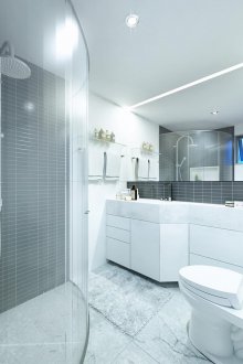 Σύγχρονη ασπρόμαυρη σχεδίαση μπάνιου