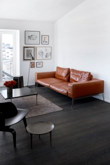Δερμάτινο καναπέ σκούρο πορτοκαλί σε ασπρόμαυρο εσωτερικό