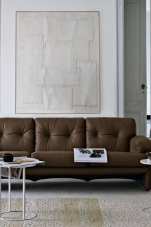 Καναπές από δέρμα κανέλας σε φωτεινό εσωτερικό χώρο