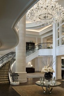 Μεγάλοι κλασικοί πολυέλαιοι στο εσωτερικό