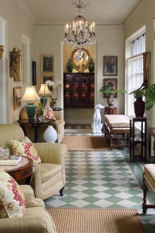 Κλασικός πολυέλαιος σε ένα μικρό σαλόνι