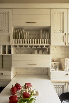 Λευκή κουζίνα που βρίσκεται στο εσωτερικό της κουζίνας