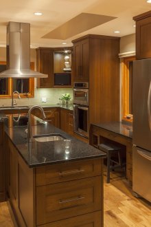 Καφέ-μαύρη κουζίνα με νησί 15 τ.μ.