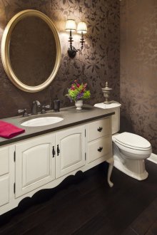 Κομψό καφέ και λευκό μπάνιο