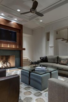 Γκρίζο ευρωπαϊκό βιβλίο καναπέ στο σαλόνι με τζάκι