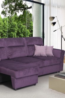 Μωβ καναπέ ευρωπαϊκό βιβλίο στο σαλόνι