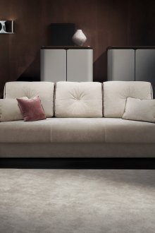 Μπεζ βελούδινο καναπέ ευρωπαϊκό βιβλίο στο σαλόνι