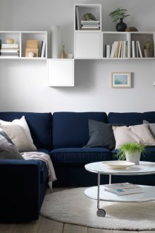 Γαλάζιο καναπέ γωνιακό ευρωπαϊκό βιβλίο στο σαλόνι