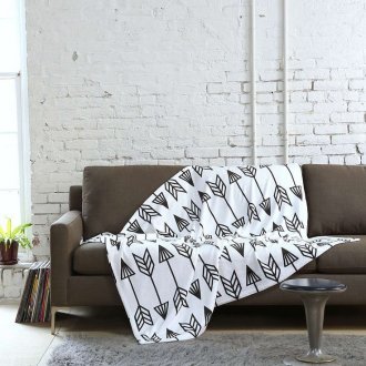 Καφέ καναπέ ευρωπαϊκό βιβλίο σε ένα φωτεινό σαλόνι