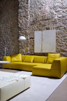 Κίτρινο δερμάτινο καναπέ στο εσωτερικό