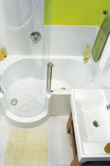 Άσπρο λουτρό με ντους