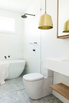 Puti, itim at kayumanggi ang mga kulay sa loob ng banyo