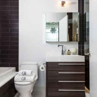 Σύγχρονο καφέ και λευκό μπάνιο