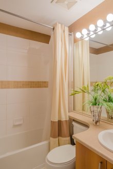 Μπεζ και λευκό μπάνιο