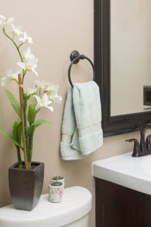 Μπεζ, μαύρο και wenge στο εσωτερικό του μπάνιου