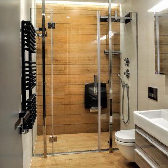 Καφέ και λευκό μπάνιο