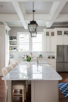 Όμορφη οροφή σε μια φωτεινή κουζίνα