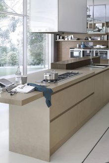 Καφέ και λευκή γυαλιστερή κουζίνα