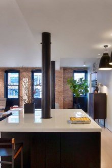 Τοίχος από τούβλα στο εσωτερικό της κουζίνας