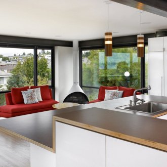 Κόκκινοι καναπέδες στο σαλόνι-κουζίνα