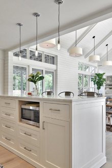 Λευκοί τοίχοι στο σαλόνι-κουζίνα