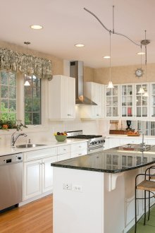 Μπεζ και λευκή κομψή κουζίνα