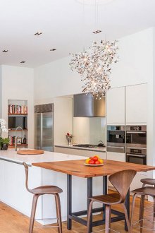 Καφέ και λευκό καθιστικό-κουζίνα