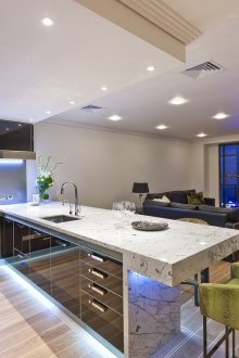 Μαύρο και άσπρο μοντέρνο σαλόνι-κουζίνα