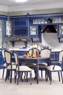 Λευκό δάπεδο και μπλε σε κουζίνα