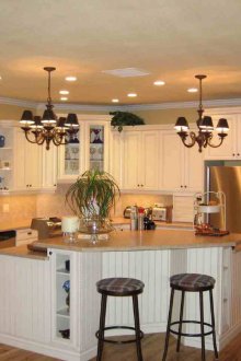 Νησί σε μια ευρύχωρη κουζίνα