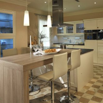 Κουζίνα με μπεζ μπροστινό πάγκο