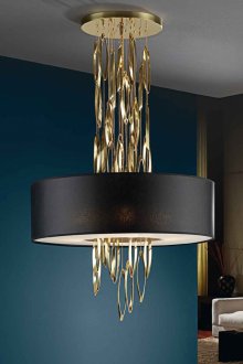 Ασυνήθιστος πολυέλαιος σε ένα κλασικό εσωτερικό