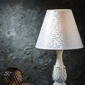 Λευκή κλασική επίπλωση