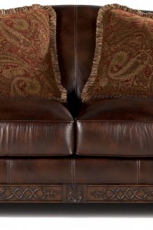 Δερμάτινος καναπές με ξυλόγλυπτο διάκοσμο