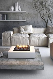 Φωτεινό δερμάτινο καναπέ σε βιομηχανικό χώρο