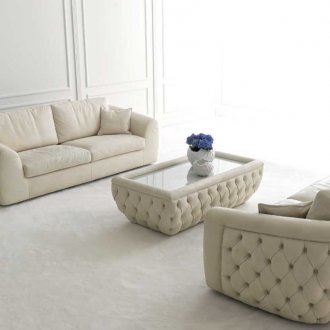 Δερμάτινοι καναπέδες και τραπεζάκι του καφέ