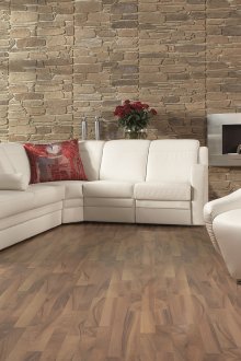 Λευκός δερμάτινος καναπές και καθιστικό