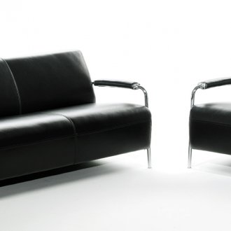 Μαύρος δερμάτινος καναπές και πολυθρόνα με μεταλλικά στοιχεία