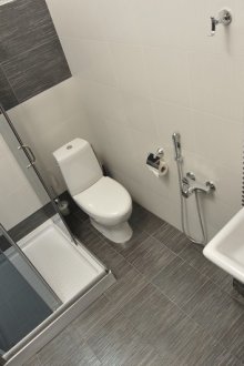 Μαύρο και μπεζ μπάνιο